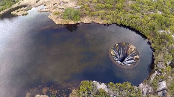 ダム穴マニア必見！ポルトガルの巨大なダム穴をドローン撮影