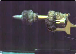 水中でピストルを発砲した瞬間をスローモーションで