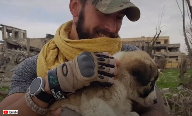 戦禍のシリアから～がれきの山から助けた犬を引き取った心優しきソルジャー