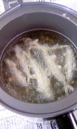 桧原湖わかさぎ釣りから揚げ中