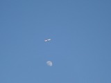 月と飛行機