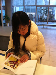 読書中3