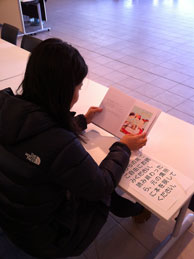 読書中1