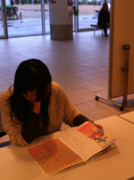 読書中8