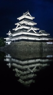 夜の松本城