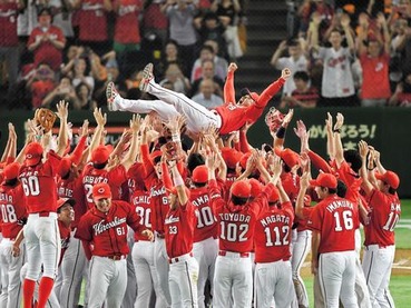 カープ優勝、緒方孝市監督の胴上げ