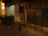 富城の外でひそひそ電話をかける小姐