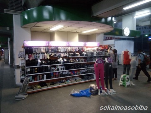 靴下屋ナナ駅構内