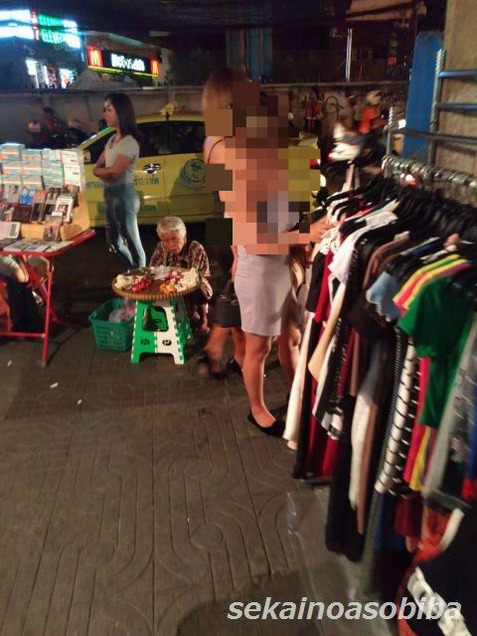 洋服を物色するおねーちゃん