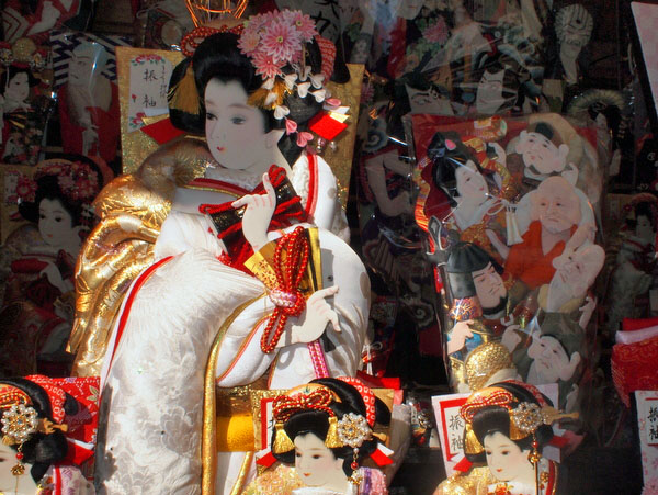 昼から賑わう浅草寺の羽子板市。12月18日は「納めの観音ご縁日