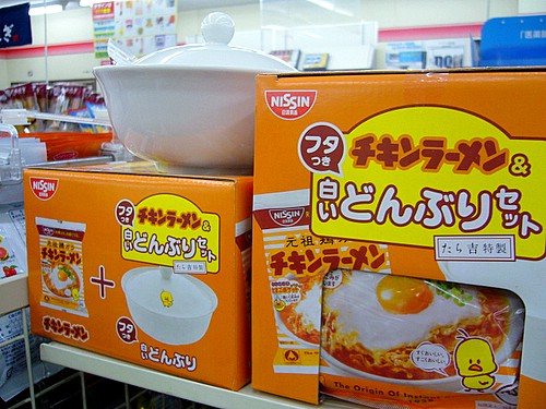 確認画像＊チキンラーメン丼セット チキンラーメンと白いフタ付きどんぶりがセットになった | ニュース