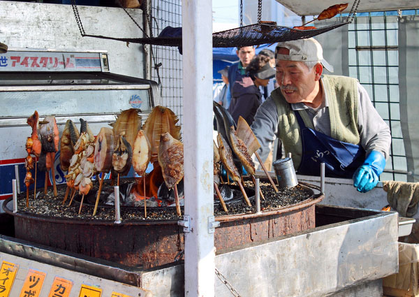八戸・館鼻岸壁朝市。軽トラ炭火焼魚