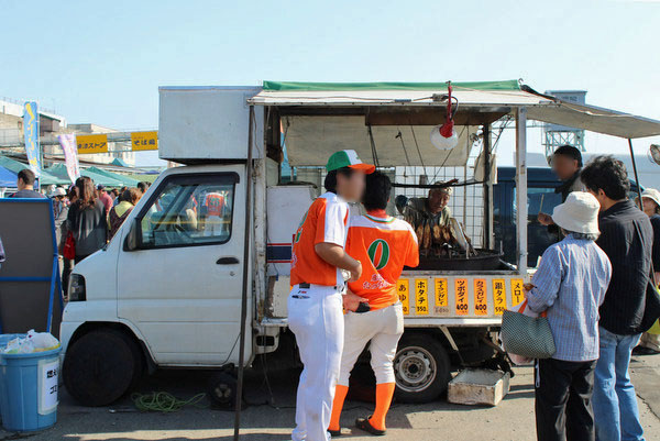 八戸・館鼻岸壁朝市。軽トラ炭火焼魚