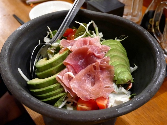 焼津・居酒屋にじいろ。生ハムとアボカドのサラダ