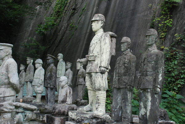 たぬき寺の軍人墓地 (20)