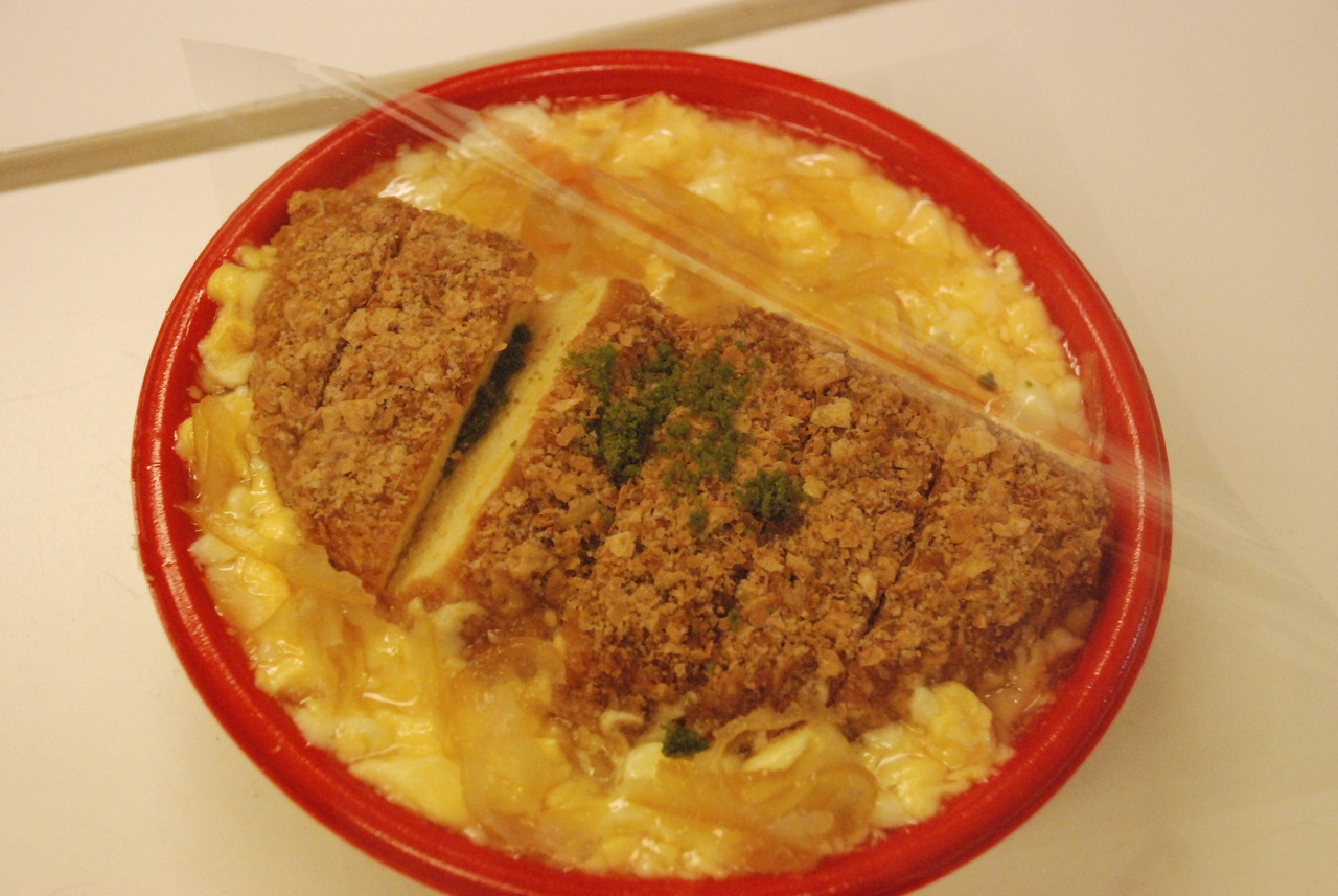 そっくりスイーツのお店 メイプリーズ のカツ丼ケーキを食べてみた