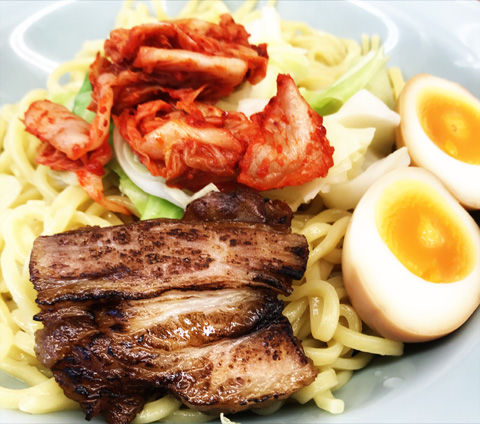 旨辛スタミナつけ麺で麺を味わう山岡家守谷店さん