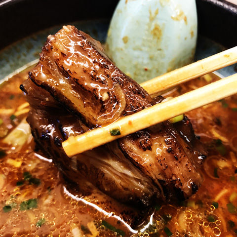 旨辛スタミナつけ麺で麺を味わう山岡家守谷店さん