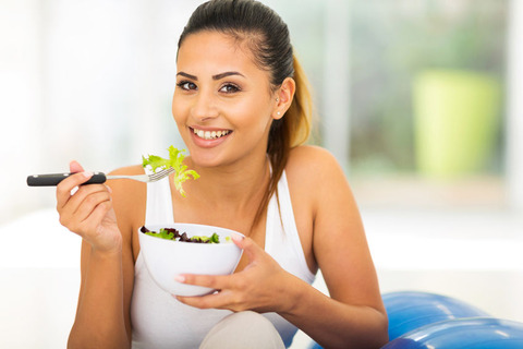 B-M_healthy-young-woman-eating-green-salad-29157568_m