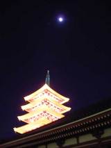 五重の塔と月