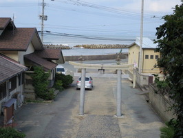 1大原神社参道鳥居と海岸