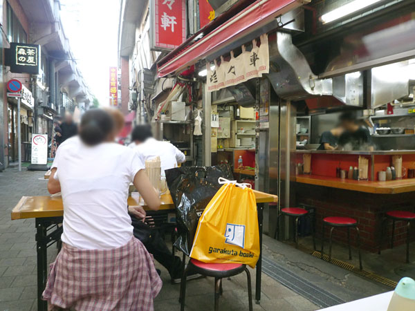 珍々軒外席