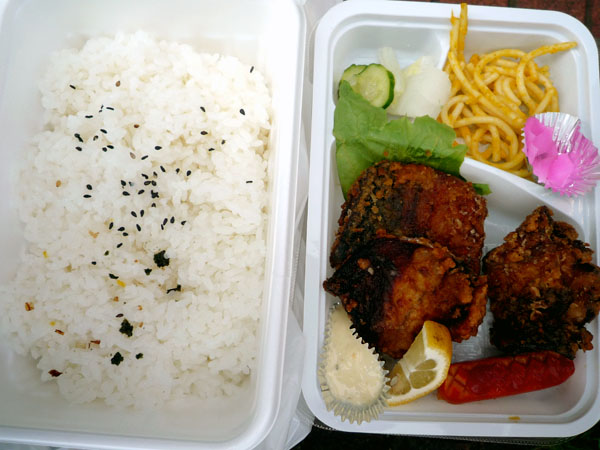 ほわいと乳飯店鯖唐揚げ弁当上から