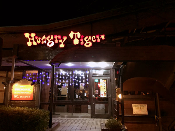 夜の正面