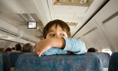 2歳息子が飛行機の中で騒ぎ出したら隣席の客が「うるさい」と抗議・・・荒木真理子さんのブログに反響 「日本人は子供に不寛容」