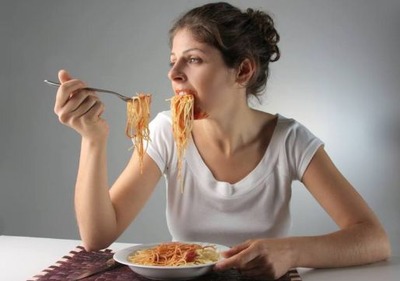 婚活で知り合った女が肘ついて食事するんだが