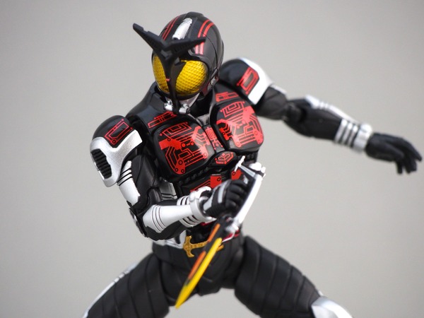 S.H.Figuarts 真骨彫製法 仮面ライダーダークカブト