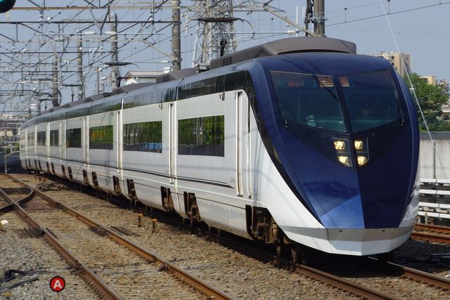 2560px-Keisei_Skyliner_passing_Higashi-Matsudo_station