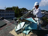 ギロチンでコロナを切断している松尾建築さん