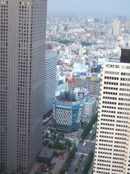 西新宿の工事中のビル2