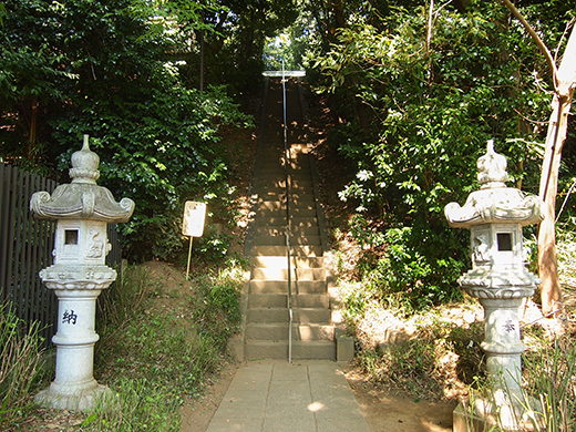 岡本八幡神社のおとこ坂?そしてユーミンの石灯篭。。2