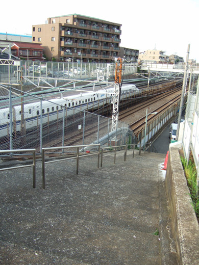東海道新幹線がゆっくり見える階段2
