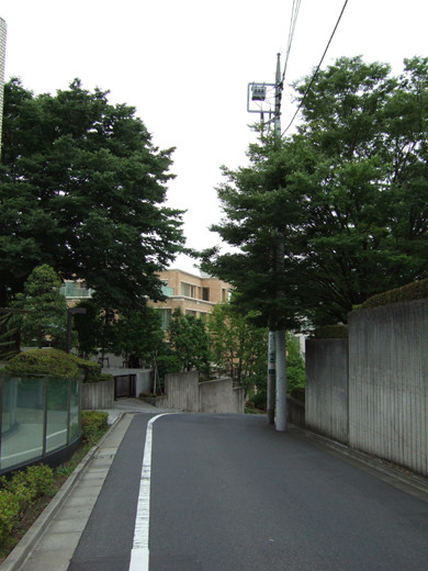 ソニー歴史資料館のある坂道8