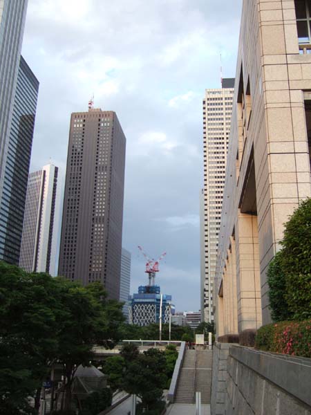 西新宿の工事中のビル1