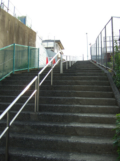 東海道新幹線がゆっくり見える階段3