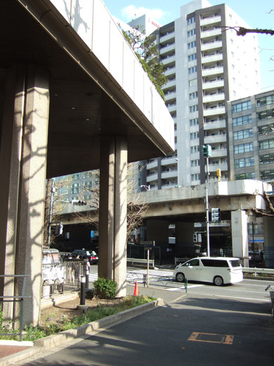渋谷クロスタワーの階段と坂3