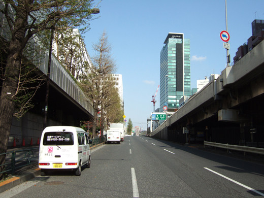 渋谷クロスタワーの階段と坂1