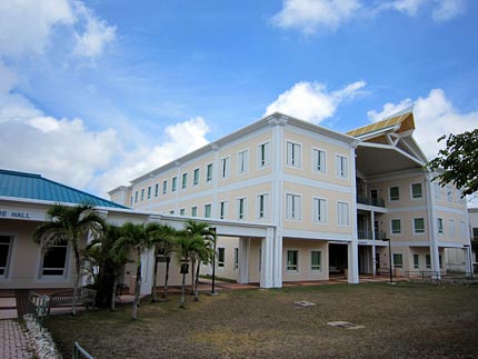 さっき、グアム大学のキャンパスに行ってきた。大規模ではないけど白い建物にエメラルドブルーのアクセント、晴れ渡るPカンの光の中、それなりにグアムの香りがする