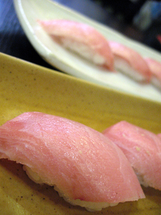 静岡県・清水港「河岸の市(かしのいち)」でマグロを食す!