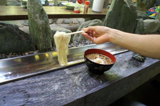 愛媛「権現山」の流しそうめん