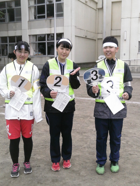 中学生ボランティア 中央が庄司さん