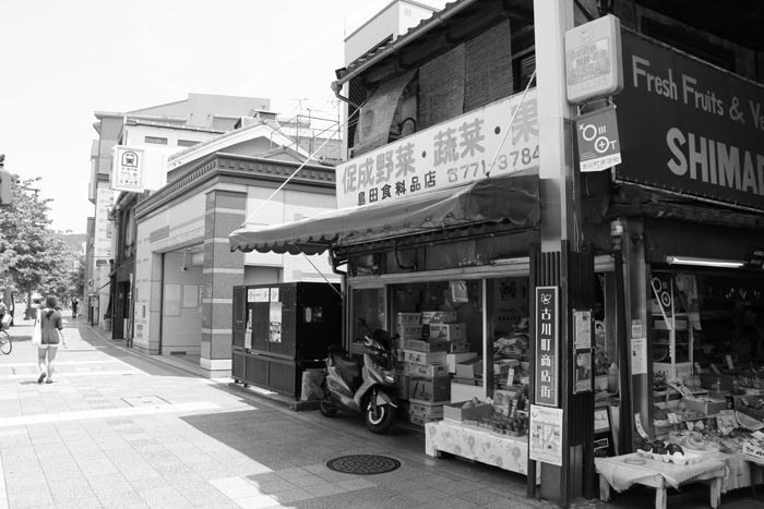 京都・東山区・【モノクロさんぽ】古川町商店街20150624-7