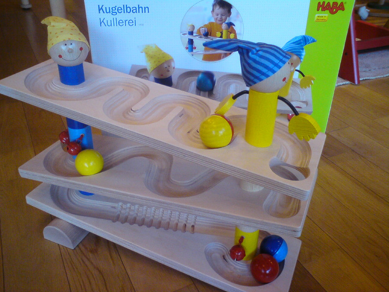赤ちゃんから遊んで貰えるボール転がし ボールトラック ローリー ハバ社 ドイツ 木のおもちゃで楽しい子育て