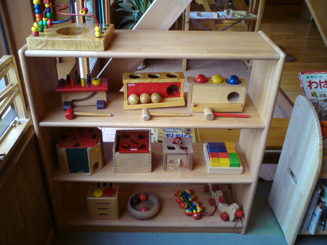 おもちゃは おもちゃ棚 で片付けましょう 木のおもちゃで楽しい子育て
