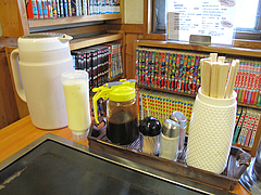 10店内:卓上・カープソース@広島お好み焼き・ひらの・福岡店