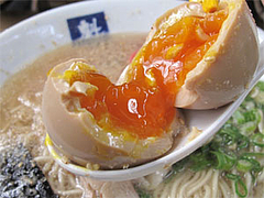 料理:煮玉子入りラーメンの半熟煮玉子@魁龍小倉本店